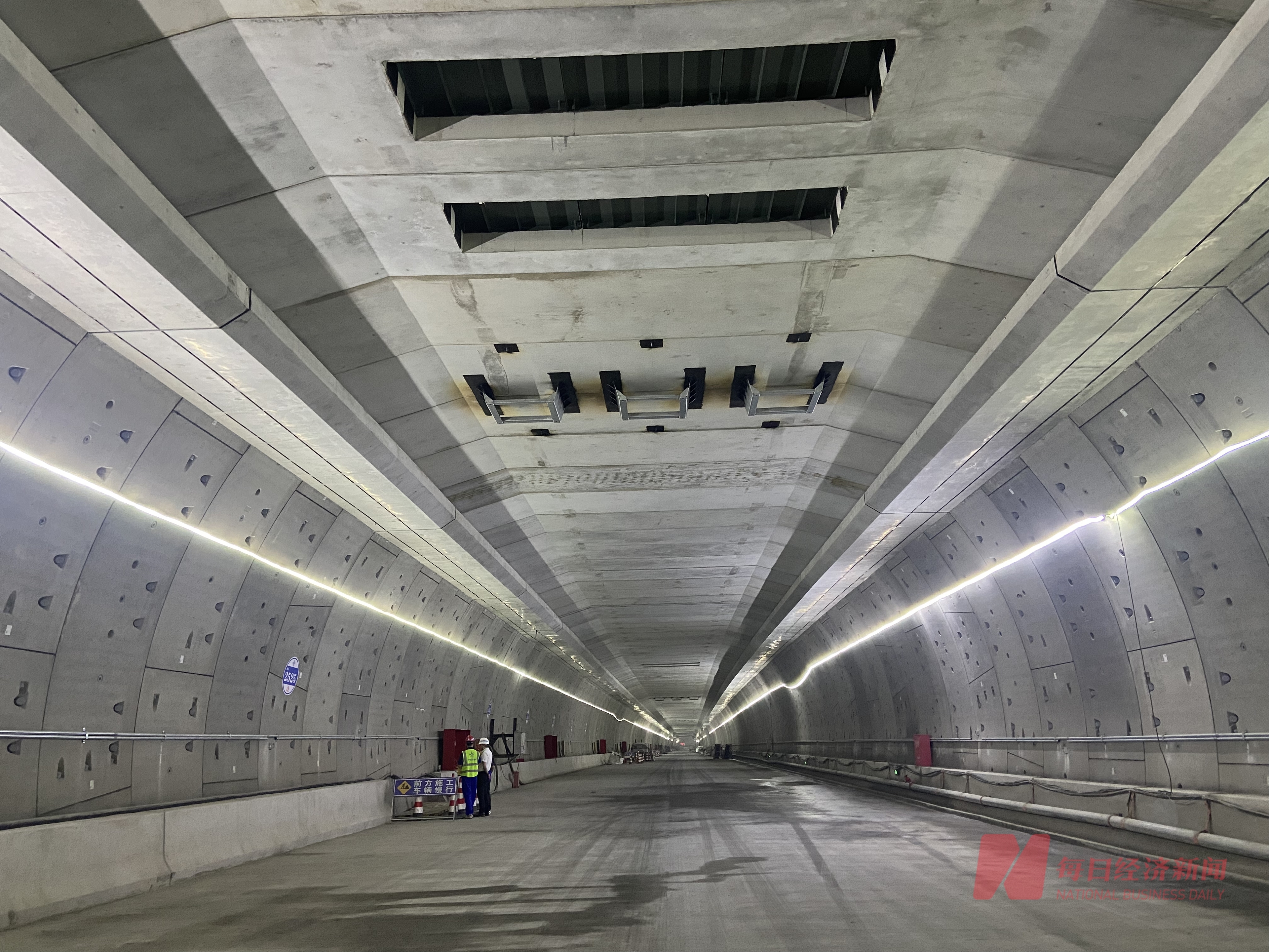 国内最长盾构高速公路隧道正进行装饰装修、机电安装等工作预计年底完工(图1)