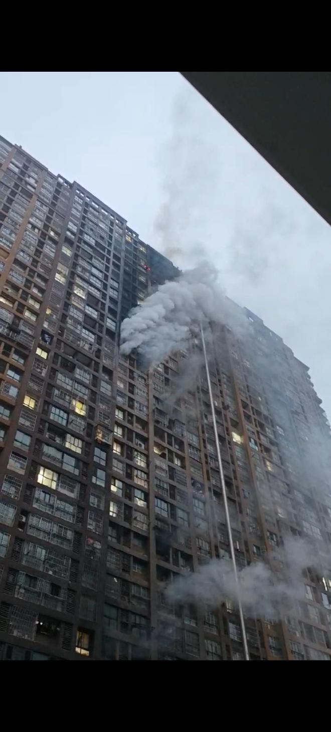 南京一名孕妇凌晨5点被火灾惊醒：屋内充满浓烟让人喘不过气(图2)
