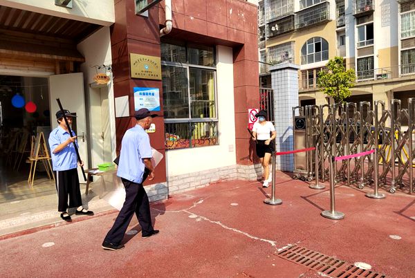 华蓥市红岩路幼儿园举行防恐防暴安全演练