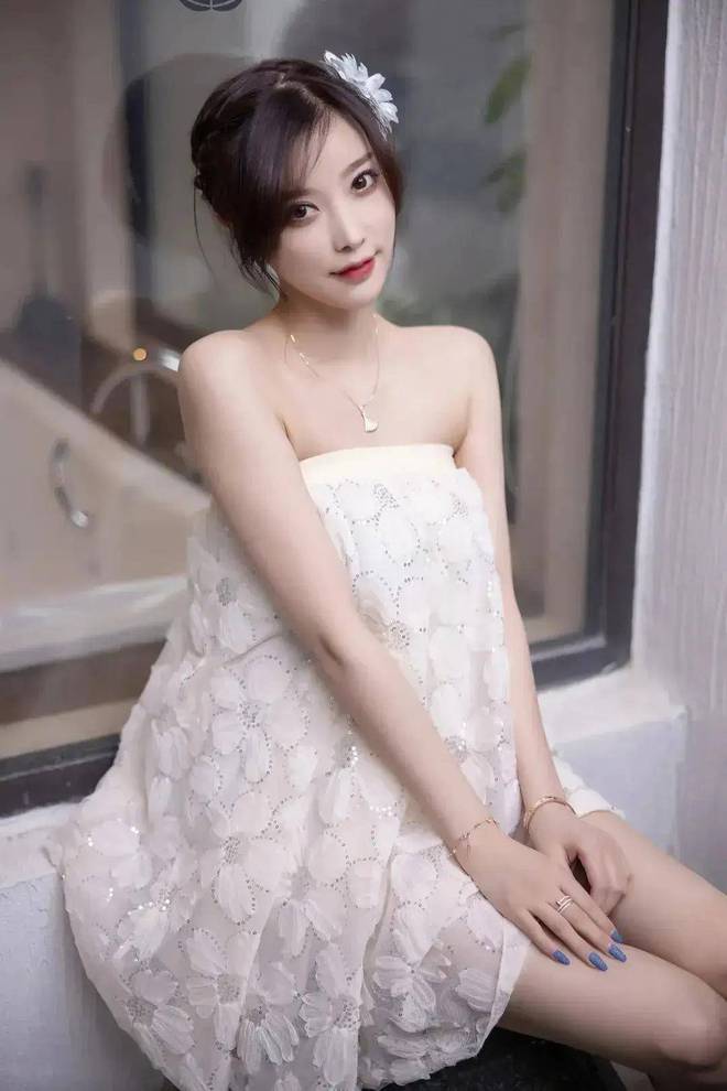 绝色美人杨晨晨浴池写真丰腴身材性感迷人让人心动不已
