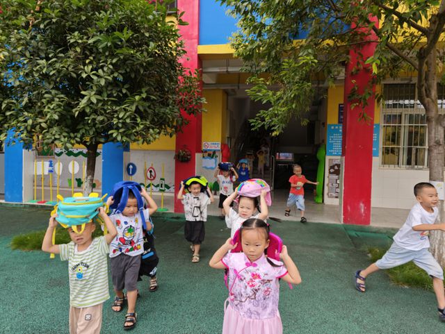 防震减灾安全守护宜宾市叙州区柳嘉镇中心幼儿园开展防震疏散演练(图2)