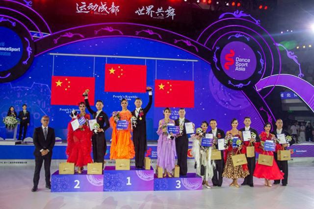 中国选手世界体育舞蹈大赛大放异彩