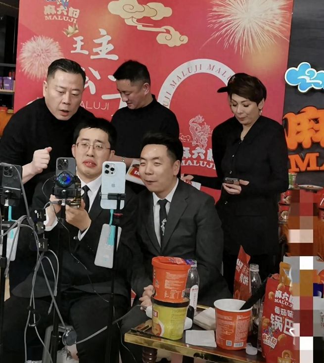 太有面！小井现身北京汪小菲高规格接待两人同排并坐一起用餐