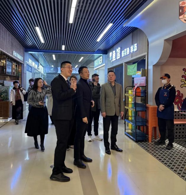 太有面！小井现身北京汪小菲高规格接待两人同排并坐一起用餐(图2)
