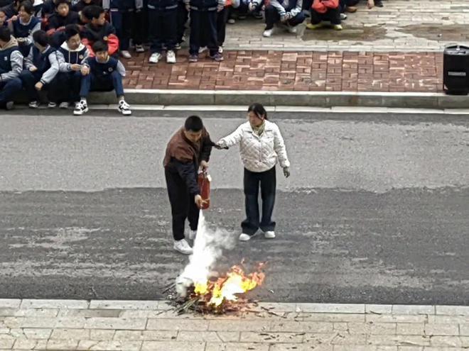 安不忘危防患未然——婺源县文公中学初中部开展无脚本消防演练(图3)