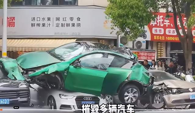 电车事故致三名女生死亡特斯拉意外补刀不是所有电车都易燃！