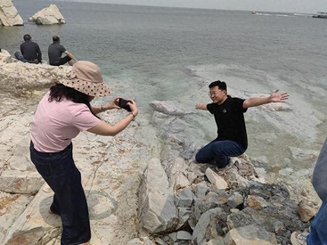 “烟台是一座很美的海滨城市”第四届山东网络视听大会代表团走进烟台养马岛(图1)