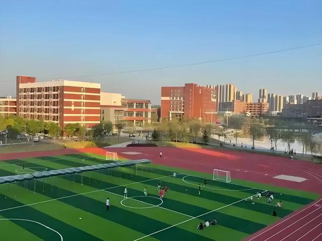 广东一所铁路学校好多学生毕业就业编制适合低分段的同学就读(图1)