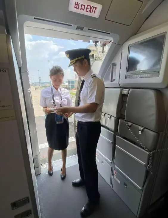 机长年薪百万副驾驶只有二十万降职后有落差1年前就有想法了(图2)