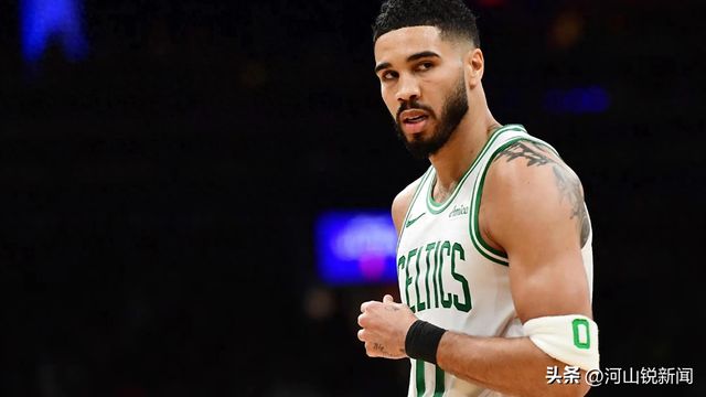 一场121-113！NBA卫冕冠军轰然倒下核心受重伤尼克斯3场逆转(图1)