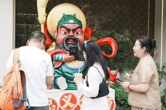 福建推出赛博电子关公手机碰一下即可许愿求签(图1)