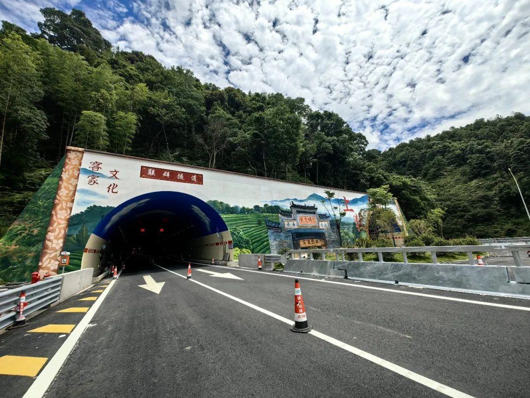 遂大高速提前半年建成通车：40项“黑科技”护航中科路达彩绘隧道洞门擦亮地方名片(图2)