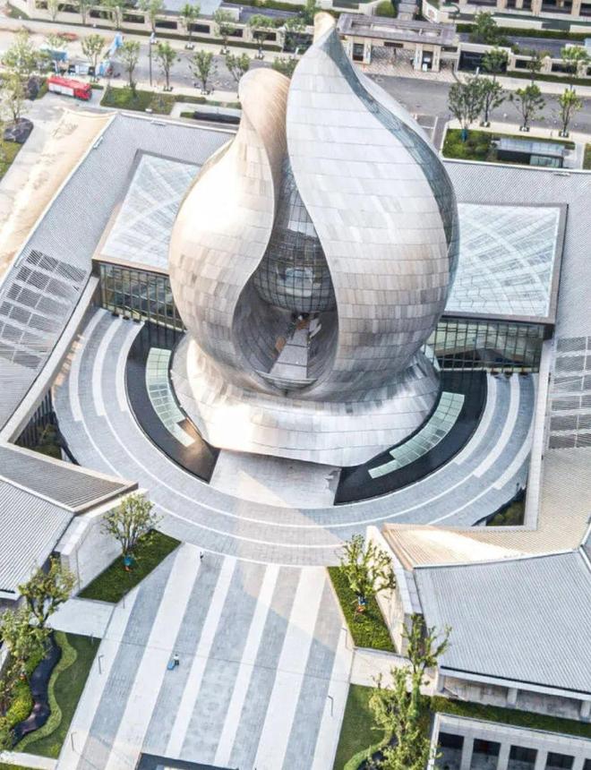 被评为中国十大丑陋建筑“中国建筑科技馆”网友用“手语”直接辣评！含苞待放的“花苞”？(图2)