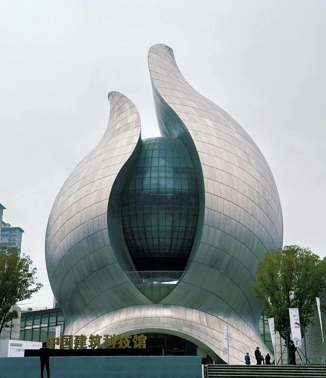 被评为中国十大丑陋建筑“中国建筑科技馆”网友用“手语”直接辣评！含苞待放的“花苞”？(图1)