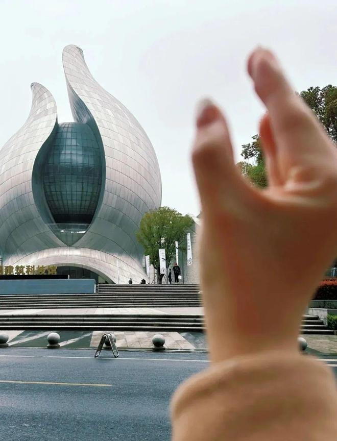 被评为中国十大丑陋建筑“中国建筑科技馆”网友用“手语”直接辣评！含苞待放的“花苞”？(图3)