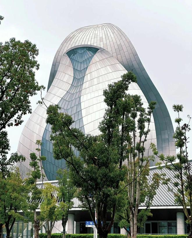 被评为中国十大丑陋建筑“中国建筑科技馆”网友用“手语”直接辣评！含苞待放的“花苞”？(图5)