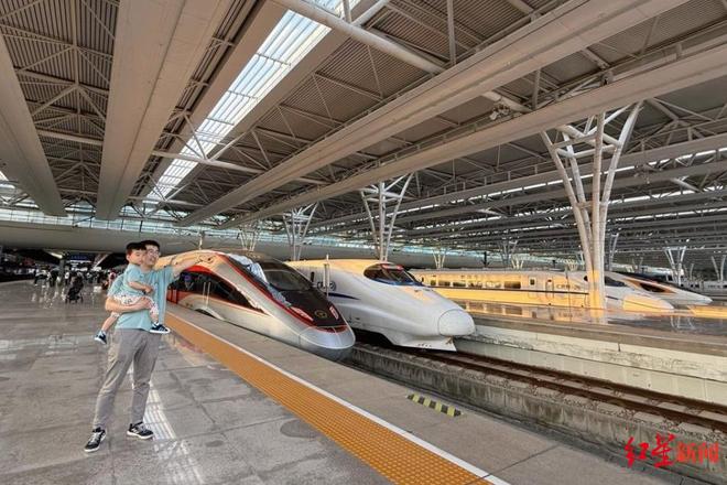 被称“换乘帝”！四川男子刷新吉尼斯世界纪录：24小时内乘火车旅行588776公里(图3)